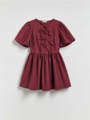 Sukienka mini z wiązaniem - bordowy. Czerwone sukienki damskie Reserved, l, bez wzorów, z dzianiny, bez kołnierzyka, bez ramiączek, mini, rozkloszowane. W wyprzedaży za 99.99 zł.