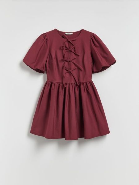 Sukienka mini z wiązaniem - bordowy. Czerwone sukienki damskie Reserved, l, bez wzorów, z dzianiny, bez kołnierzyka, bez ramiączek, mini, rozkloszowane. W wyprzedaży za 59.99 zł.
