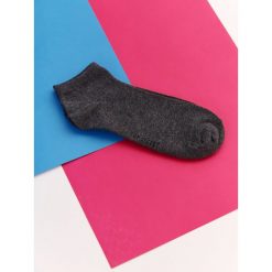 SKARPETKI MĘSKIE. Szare skarpetki męskie TOP SECRET, bez wzorów, z dzianiny. W wyprzedaży za 4.99 zł.