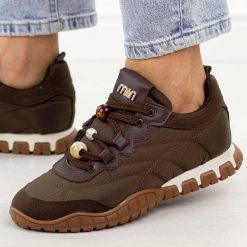 Czekoladowe półbuty damskie T.Sokolski 962. Brązowe półbuty damskie Sokolski, z aplikacjami, z jeansu, casualowe, z okrągłym noskiem, bez obcasa, na płaskiej podeszwie. Za 299.00 zł.