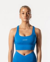 Damski stanik sportowy z krzyżowanymi plecami – błękitny. Niebieskie biustonosze sportowe damskie AESTHETIC WOLF, bez wzorów, z dzianiny. Za 109.99 zł.
