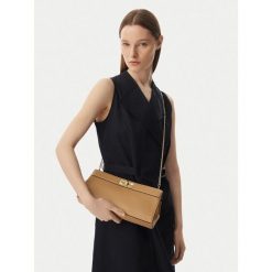 Torebka Tommy Hilfiger. Brązowe torebki wieczorowe Tommy Hilfiger, bez wzorów, wizytowe, bez kołnierzyka, bez ramiączek. Za 529.99 zł.