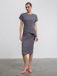 BGN Sukienka w kolorze antracytowym rozmiar: 38. Czarne sukienki damskie BGN, na imprezę, bez wzorów, bez kołnierzyka, bez ramiączek, midi. Za 174.02 zł.