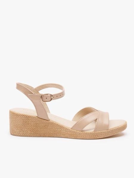 Beżowe sandały na koturnie. Brązowe sandały damskie Ryłko, bez wzorów, ze skóry, bez obcasa, na koturnie. Za 399.99 zł.