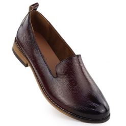 Półbuty damskie lordsy lakierowane bordowe Potocki 19337. Czerwone mokasyny damskie POTOCKI, bez wzorów, z lakierowanej skóry, bez obcasa. Za 159.99 zł.