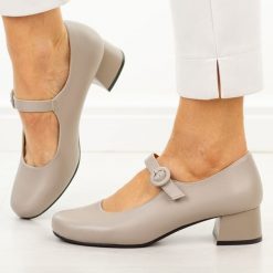 C.Szare półbuty damskie Sergio Leone Pb416. Szare półbuty damskie Sergio Leone, bez wzorów, z materiału, biznesowe, z okrągłym noskiem, bez obcasa, na obcasie. Za 179.00 zł.