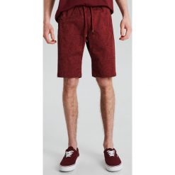 Szorty z nadrukiem all over - Bordowy. Czerwone szorty męskie Cropp, bez kołnierzyka. W wyprzedaży za 39.99 zł.