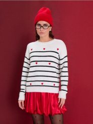 Sweter w paski i serca - biały. Białe swetry klasyczne damskie Sinsay, l, bez kołnierzyka. Za 49.99 zł.