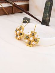 L'Atelier de Gaia Pozłacane kolczyki z perłami i labradorytem rozmiar: onesize. Szare kolczyki damskie L'Atelier de Gaia, z labradorytem, pozłacane, z zapięciem typu bigiel. Za 86.99 zł.