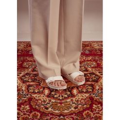 Klapki damskie białe Birkenstock Arizona Essentials. Białe klapki damskie Birkenstock, bez wzorów, bez obcasa. Za 179.99 zł.