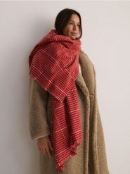 Szalik z dodatkiem wiskozy - czerwony. Czerwone szaliki i kominy damskie Reserved, bez wzorów, z wiskozy. W wyprzedaży za 49.99 zł.