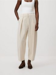 Spodnie barrel z zakładkami - beżowy. Brązowe spodnie materiałowe damskie Reserved, bez wzorów, z tkaniny. Za 139.99 zł.