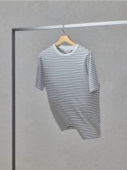 T-shirt regular w paski - biały. Białe t-shirty męskie Reserved, l, bez wzorów, z bawełny, bez kołnierzyka. W wyprzedaży za 59.99 zł.