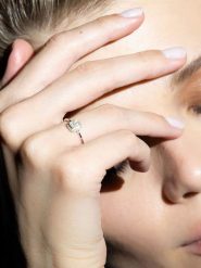 Maison héritage PARIS Złoty pierścionek "Solitaire Regina" z diamentami rozmiar: 56. Szare pierścionki damskie maison héritage PARIS, z diamentem, złote. Za 1,391.99 zł.