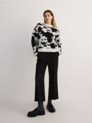 Spodnie culotte - czarny. Czarne spodnie materiałowe damskie Reserved, bez wzorów, z tkaniny. W wyprzedaży za 59.99 zł.