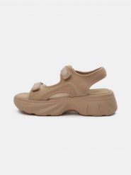 Sandały na platformie z rzepami - beżowy. Brązowe sandały damskie Sinsay, bez wzorów, bez obcasa, na platformie. Za 69.99 zł.