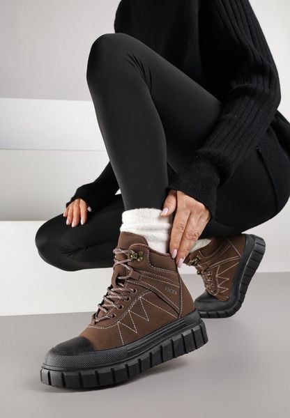 Brązowe Botki Trapery Vices na Grubej Tłoczonej Podeszwie z Przeszyciami Amarrise. Brązowe botki damskie Born2be, z jeansu, bez obcasa, na płaskiej podeszwie, bez zapięcia. Za 99.99 zł.