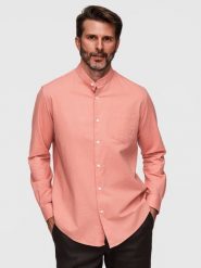 Męska koszula lniana ze stójką i kieszenią REGULAR FIT – brzoskwiniowa V1. Czerwone koszule męskie Ombre Clothing, na lato, m, bez wzorów, z bawełny, bez kołnierzyka, bez ramiączek. Za 229.99 zł.