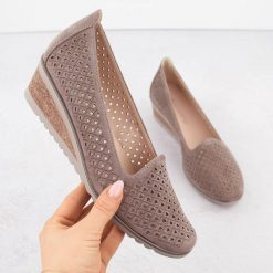Zamszowe półbuty damskie na koturnie ażurowe brązowe Potocki SZ12306. Brązowe czółenka damskie POTOCKI, w ażurowe wzory, ze skóry ekologicznej, bez obcasa, na koturnie. Za 81.00 zł.
