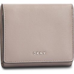 Mały Portfel Damski DKNY - Bryant Trifld Wallet R7413100 Warm Grey WG5. Szare portfele damskie DKNY, bez wzorów, ze skóry. W wyprzedaży za 279.00 zł.