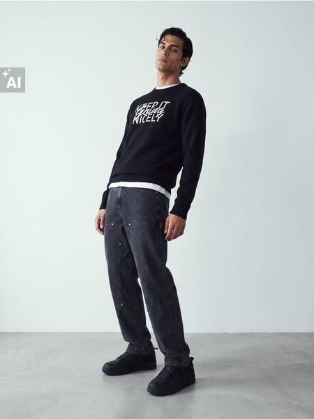 Sweter z napisem - czarny. Czarne swetry męskie Sinsay, l, bez wzorów, bez kołnierzyka. Za 69.99 zł.