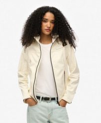 Kurtka z kapturem Trekker od SUPERDRY. Białe kurtki damskie Superdry., xs, bez wzorów, z kapturem. Za 366.65 zł.