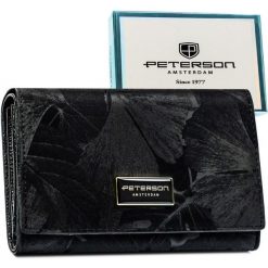 Poziomy, duży portfel damski ze skóry naturalnej i ekologicznej w czarnym kolorze Peterson PTN PS112-MLF. Czarne portfele damskie Peterson, z aplikacjami, ze skóry. Za 139.99 zł.