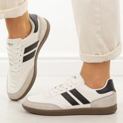 Biało czarne półbuty damskie American Club RD33. Białe półbuty damskie American CLUB, bez wzorów, z jeansu, klasyczne, z okrągłym noskiem, bez obcasa, na płaskiej podeszwie. W wyprzedaży za 161.10 zł.