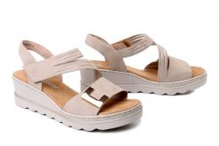 RIEKER 67410-62 beige, sandały damskie. Brązowe sandały damskie Rieker, bez wzorów, bez obcasa, na koturnie. Za 319.90 zł.