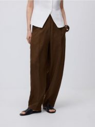 Lniane spodnie barrel leg - ciemnobrązowy. Brązowe spodnie materiałowe damskie Reserved, bez wzorów. Za 179.99 zł.