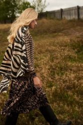 Dwukolorowy szalik. Szaliki i kominy damskie MOODO, bez wzorów, z poliesteru. W wyprzedaży za 23.99 zł.