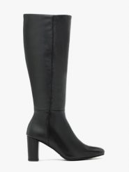 Czarne kozaki z szeroką cholewką. Czarne kozaki damskie Ryłko, z materiału, bez obcasa, na obcasie. Za 699.99 zł.