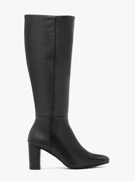 Czarne kozaki z szeroką cholewką. Czarne kozaki damskie Ryłko, z materiału, bez obcasa, na obcasie. Za 699.99 zł.