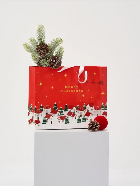 Torba prezentowa świąteczna z lampkami - czerwony. Czerwone torebki klasyczne damskie Sinsay, bez wzorów, bez dodatków. Za 12.99 zł.