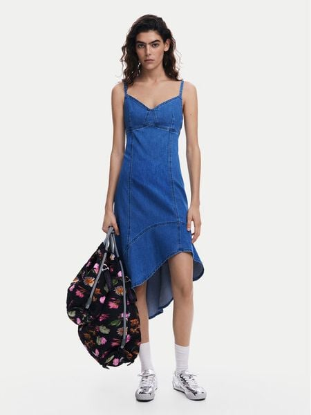 Desigual Sukienka jeansowa Munich 25SWVD07 Niebieski Regular Fit. Niebieskie sukienki damskie Desigual, s, bez wzorów, z bawełny, bez kołnierzyka, bez ramiączek. Za 299.99 zł.