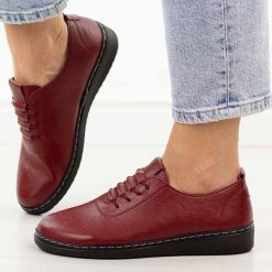 Bordowe półbuty damskie Unisoft 5933. Czerwone półbuty damskie Jezzi, bez wzorów, z jeansu, biznesowe, z okrągłym noskiem, bez obcasa, na płaskiej podeszwie. Za 149.00 zł.