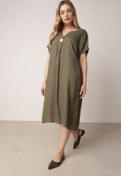 Zielona Pudełkowa Sukienka z Lnem i Wiskozą Zdobiona Metalicznym Guzikiem Phisoth. Zielone sukienki damskie Born2be, do pracy, na lato, plus size, z aplikacjami, z bawełny, biznesowe, bez kołnierzyka, plus size, bez ramiączek, midi. Za 89.99 zł.