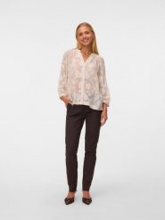 Vero Moda Bluzka w kolorze kremowym rozmiar: M. Brązowe bluzki damskie Vero Moda, m, bez wzorów, bez kołnierzyka, bez ramiączek. Za 109.95 zł.