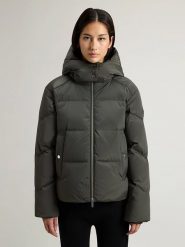Woolrich Kurtka puchowa w kolorze ciemnozielonym rozmiar: M. Zielone kurtki damskie Woolrich, m, bez wzorów, z puchu, bez kaptura. Za 1,405.67 zł.