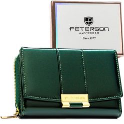 Poziomy portfel damski z lakierowanej skóry ekologicznej w zielonym kolorze, wyposażony w system RFID - Peterson. Zielone portfele damskie Peterson, bez wzorów, ze skóry ekologicznej. Za 99.99 zł.
