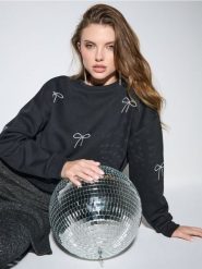 Bluza crewneck ze wzorem w kokardy - czarny. Czarne bluzy bez kaptura damskie Sinsay, l. Za 49.99 zł.
