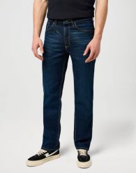 MESKIE SPODNIE WRANGLER REGULAR FIT BLACKENED INDIGO 112352956. Niebieskie spodnie materiałowe męskie Wrangler, bez wzorów, z jeansu. Za 189.99 zł.