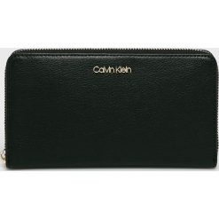 Calvin Klein - Portfel. Białe portfele damskie CALVIN KLEIN, bez wzorów, z materiału. W wyprzedaży za 199.90 zł.