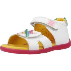 Sandały AGATHA RUIZ DE LA PRADA 242901A Biały. Białe sandały damskie Agatha Ruiz de la Prada, ze skóry, bez zapięcia. Za 246.91 zł.