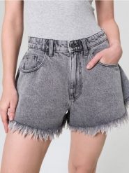 Szorty jeansowe high waist postrzępioną nogawką - szary. Szare szorty damskie Sinsay, bez wzorów, z jeansu, z podwyższonym stanem. Za 69.99 zł.