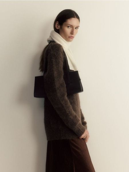 Wełniany szal z kaszmirem - kremowy. Białe szaliki i kominy damskie Reserved, bez wzorów, z kaszmiru. W wyprzedaży za 129.99 zł.