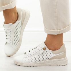 Białe skórzane półbuty damskie Jezzi 137. Białe półbuty damskie Jezzi, w ażurowe wzory, z jeansu, casualowe, bez obcasa, na płaskiej podeszwie. Za 239.00 zł.