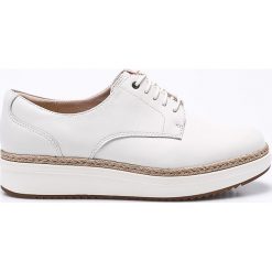 Clarks - Półbuty. Białe półbuty damskie Clarks, bez wzorów, z materiału, z okrągłym noskiem, bez obcasa. W wyprzedaży za 179.90 zł.