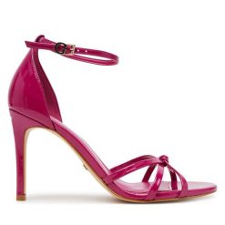 Sandały Guess. Czerwone sandały damskie Guess, z aplikacjami, bez obcasa, na szpilce. Za 539.99 zł.