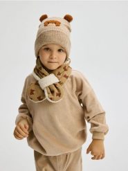 Szalik z nadrukiem - złamana biel. Szaliki dziecięce Reserved, z dzianiny, bez ramiączek. W wyprzedaży za 9.99 zł.